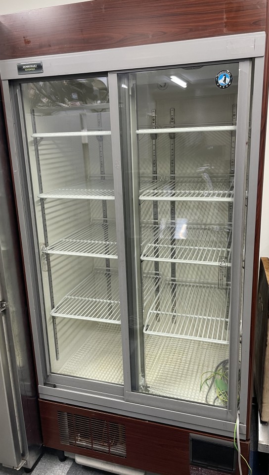 冷蔵ショーケース　￥250,000(税込）