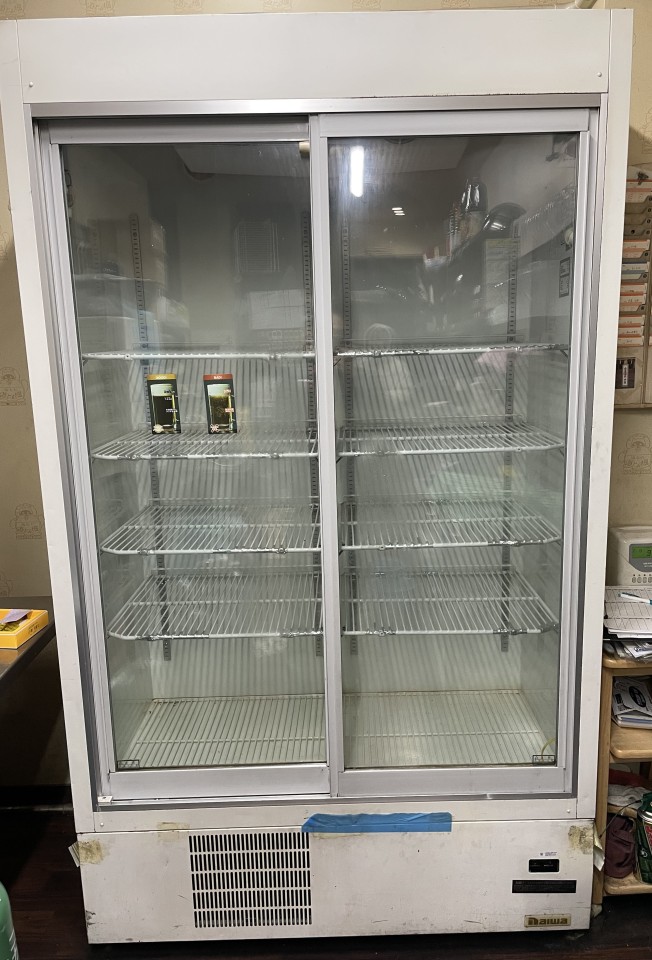 冷蔵ショーケース　入れ替えの写真