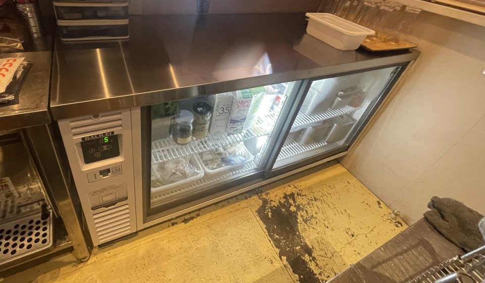 縦型冷凍冷蔵庫１台　台下冷蔵庫１台　台下ショーケース１台入れ替え工事の写真