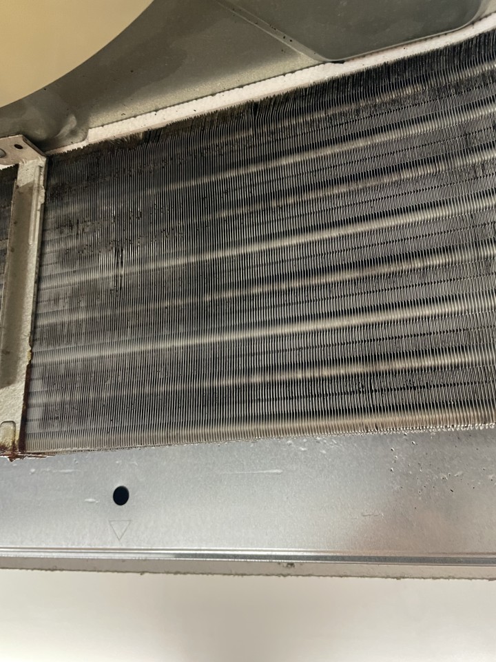 エアコン凝縮ファンモーター交換　　２台内機洗浄