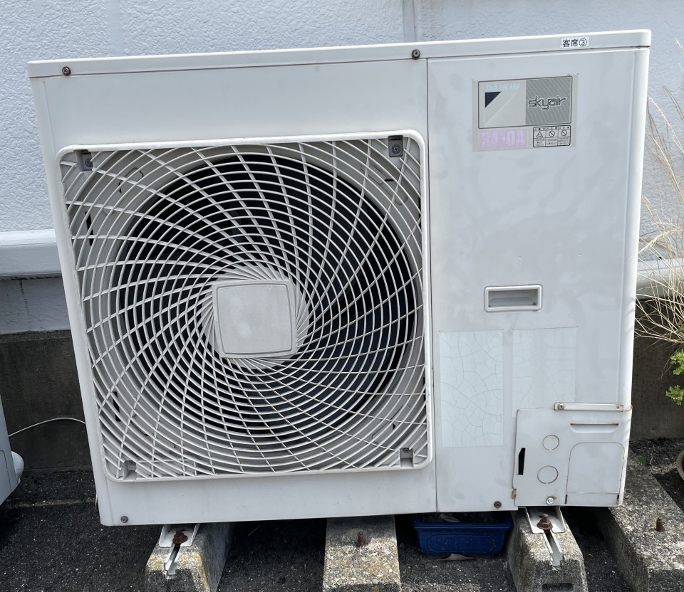 エアコン凝縮ファンモーター交換　　２台内機洗浄の写真