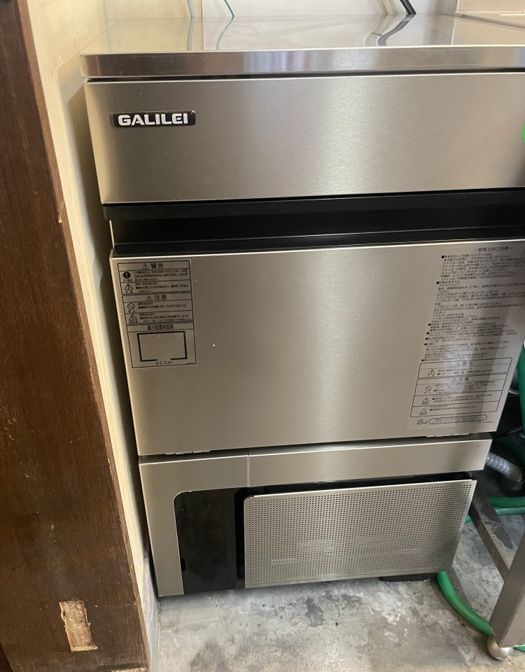 縦型冷凍冷蔵庫1台製氷機1台入れ替え工事の写真