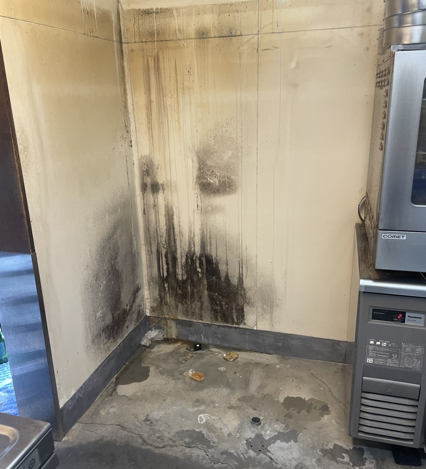 縦型冷凍冷蔵庫1台製氷機1台入れ替え工事の写真