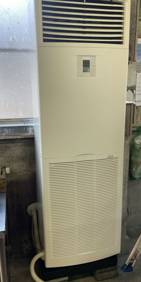 床置きエアコン入れ替え