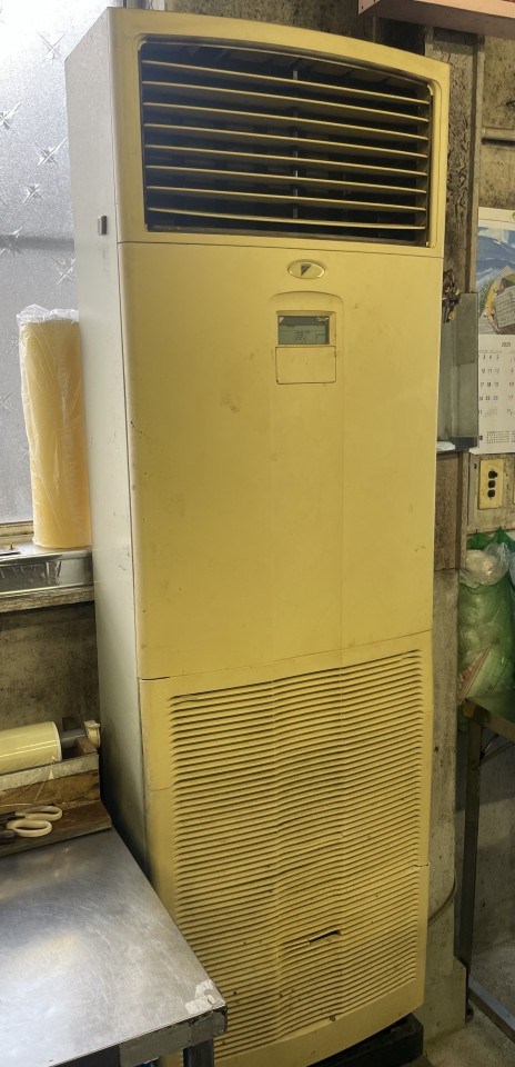 床置きエアコン入れ替えの写真