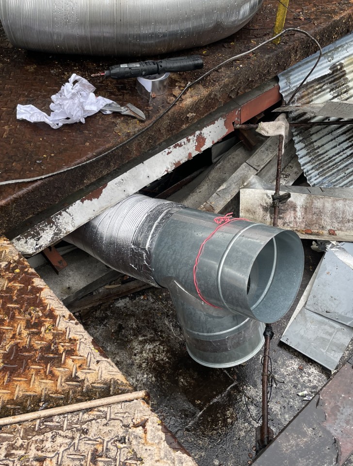 換気扇交換ダクト交換内装工事クロス貼りの写真